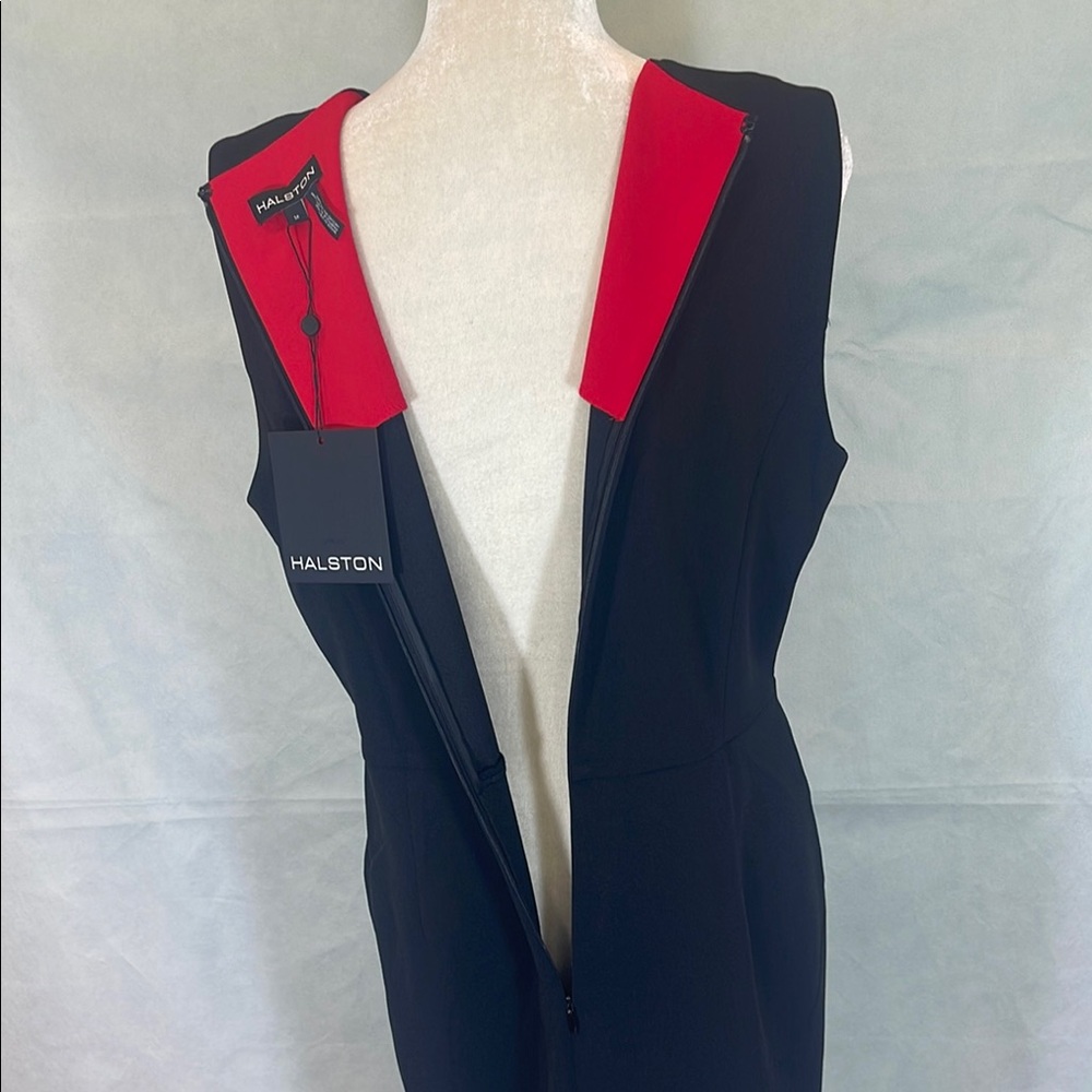 Elegant Black Sleeveless Dress with Gold Chain Detail - Picture 8 of 9